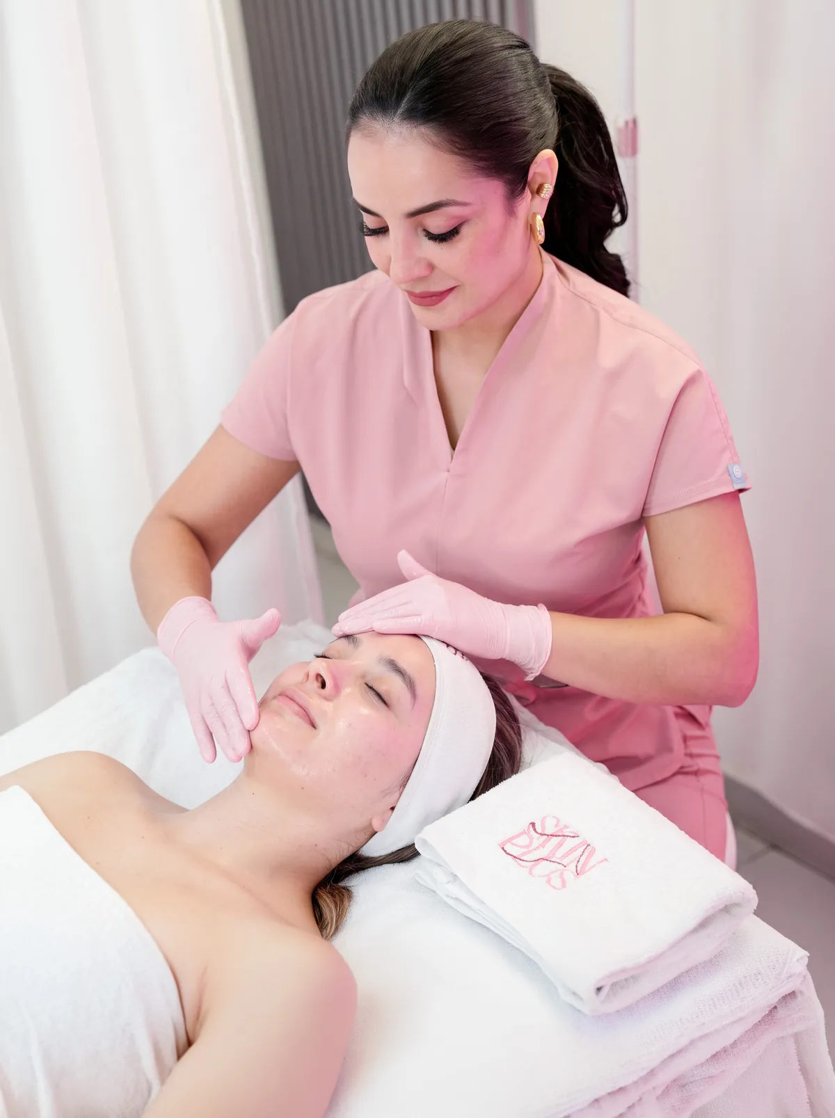 Tratamiento facial en Skin Plus.